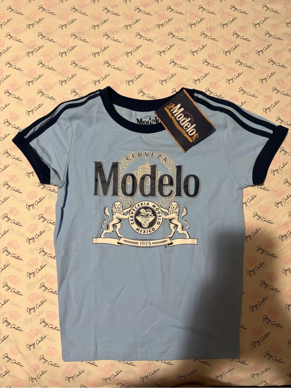 Modelo graphic baby tee 💙🍺✨